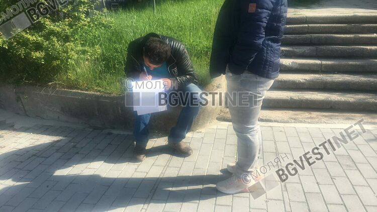 шофьорът пише обяснения за инцидента