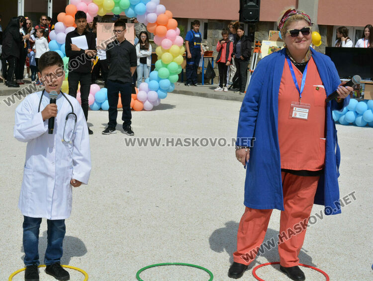 „Магазин на професиите“ в “Шандор Петьофи“, демонстрираха задържане на престъпник