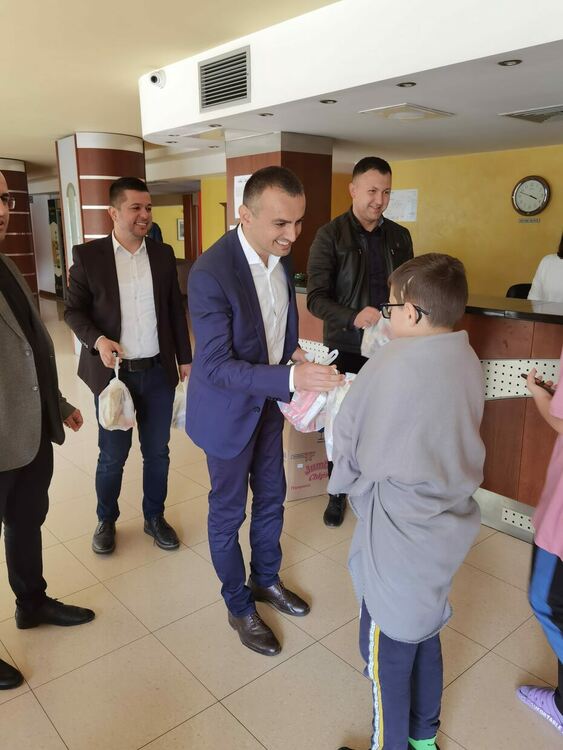 Лакомства и подаръци за 60 украинчета в Кърджали