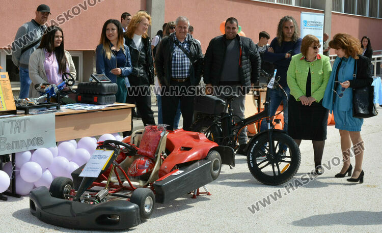 „Магазин на професиите“ в “Шандор Петьофи“, демонстрираха задържане на престъпник