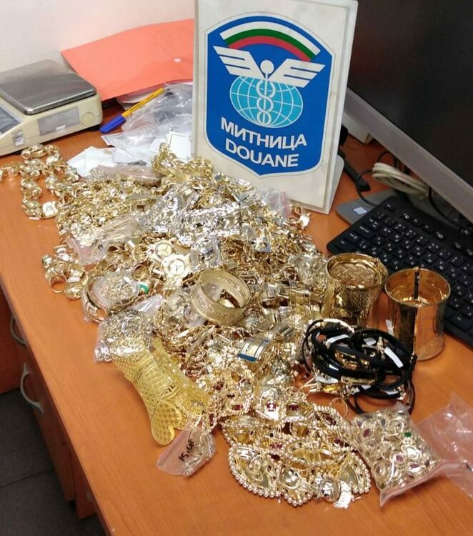 Снимки: Агенция " Митници"