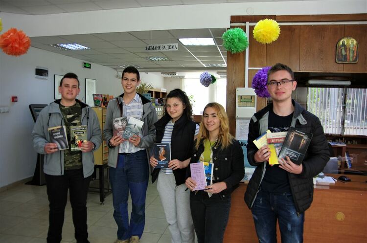 Вазовци дариха книги на библиотеката в Димитровград