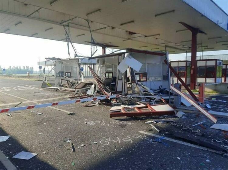 Български шофьор се вряза в унгарски граничен пунк и полицейска кола, има ранени