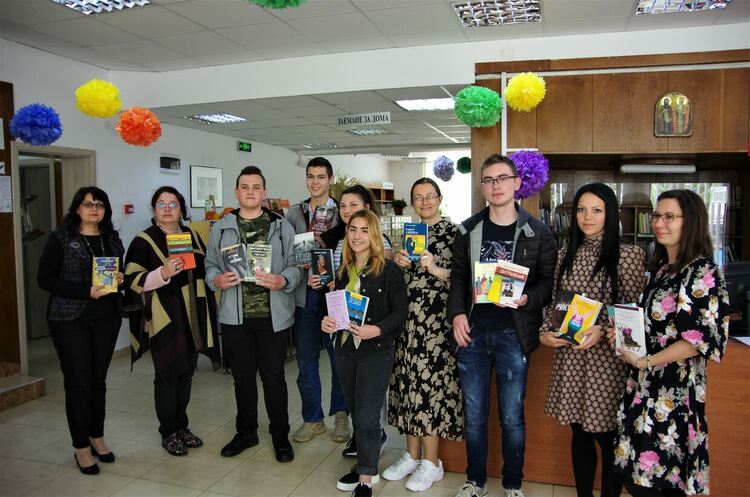 Вазовци дариха книги на библиотеката в Димитровград