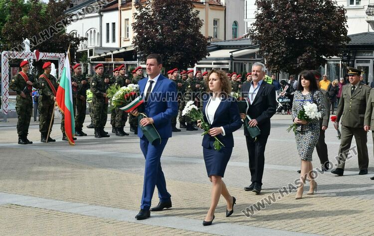 С поклон пред българските герои Хасково отбеляза 6-ти май на пл "Свобода"