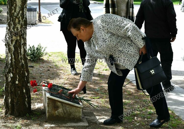 Цветя за загиналите войни под Брезата на мира на централния градски площад