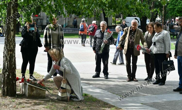 Цветя за загиналите войни под Брезата на мира на централния градски площад