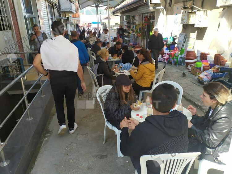 Стълпотворение от изселници за банички в Кърджали, носталгията по родния специалитет ги влече