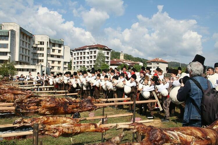 Гайдарско надсвирване предшества Празника на златоградското чеверме