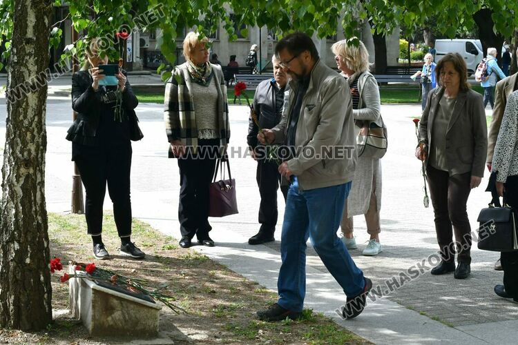 Цветя за загиналите войни под Брезата на мира на централния градски площад