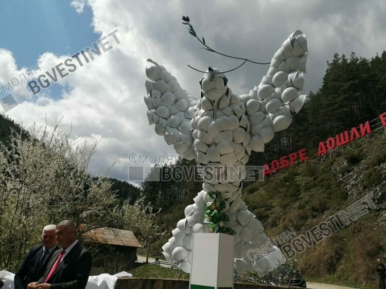 Гълъб на мира от военни каски вече привлича туристи в Забърдо