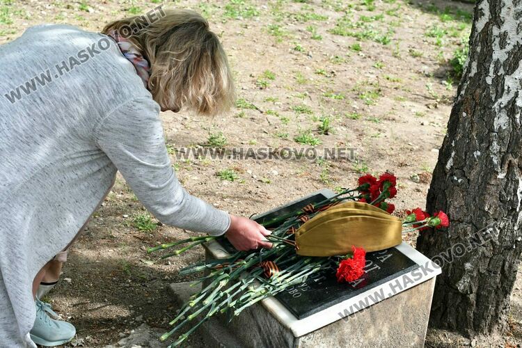 Цветя за загиналите войни под Брезата на мира на централния градски площад