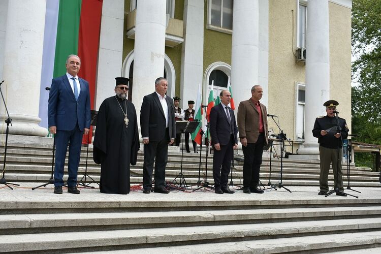 Асеновград отбеляза тържествено Деня на храбростта и българската армия