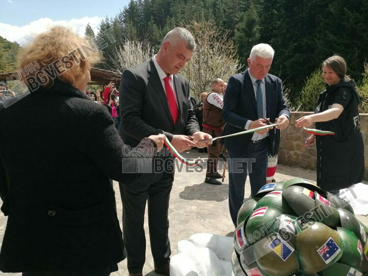 Гълъб на мира от военни каски вече привлича туристи в Забърдо