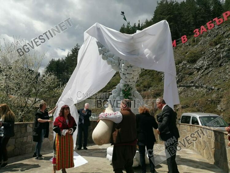 Гълъб на мира от военни каски вече привлича туристи в Забърдо