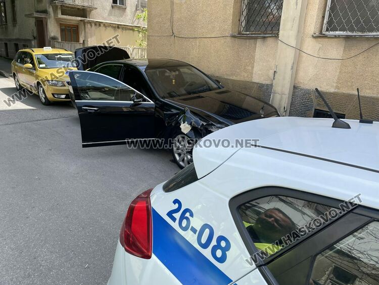 Мерцедес блъсна паркирана кола до съда в Хасково
