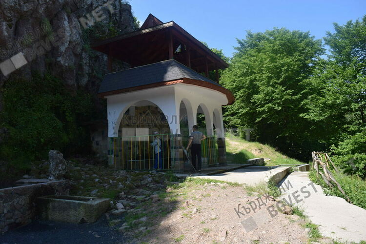 Водата на Дамбалъ е най-лековита в нощта срещу 6 май 