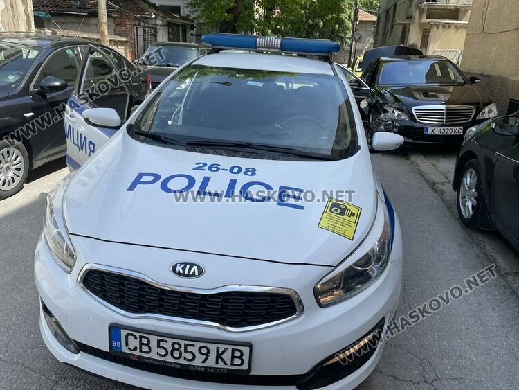 Мерцедес блъсна паркирана кола до съда в Хасково