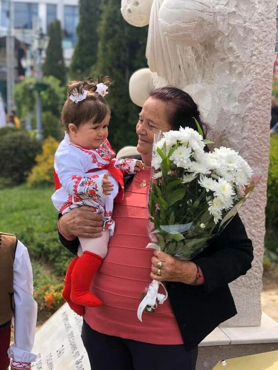 Валя Балканска връчи специалната награда за гайдарско изпълнение на “Излел е Дельо Хайдутин”