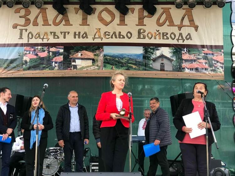 Валя Балканска връчи специалната награда за гайдарско изпълнение на “Излел е Дельо Хайдутин”