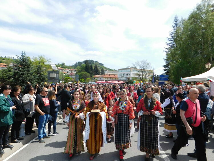 80 чевермета завъртяха за празника в Златоград /обновена и галерия/