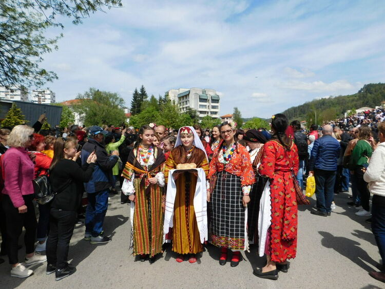 80 чевермета завъртяха за празника в Златоград /обновена и галерия/