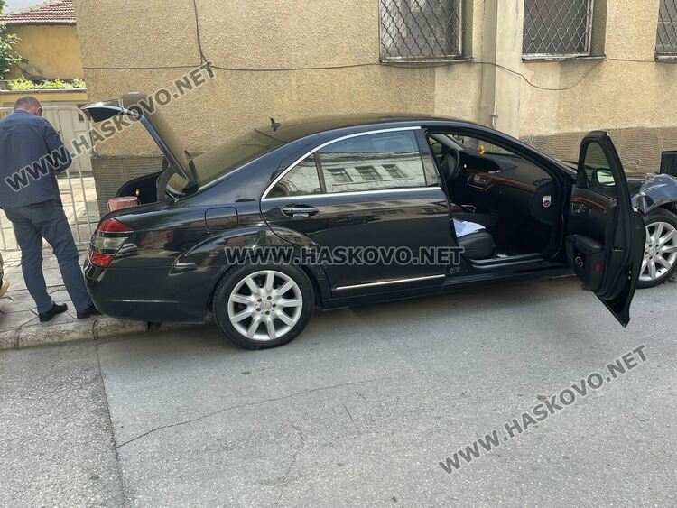 Мерцедес блъсна паркирана кола до съда в Хасково