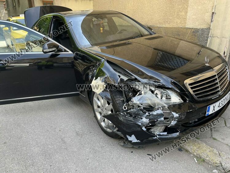 Мерцедес блъсна паркирана кола до съда в Хасково