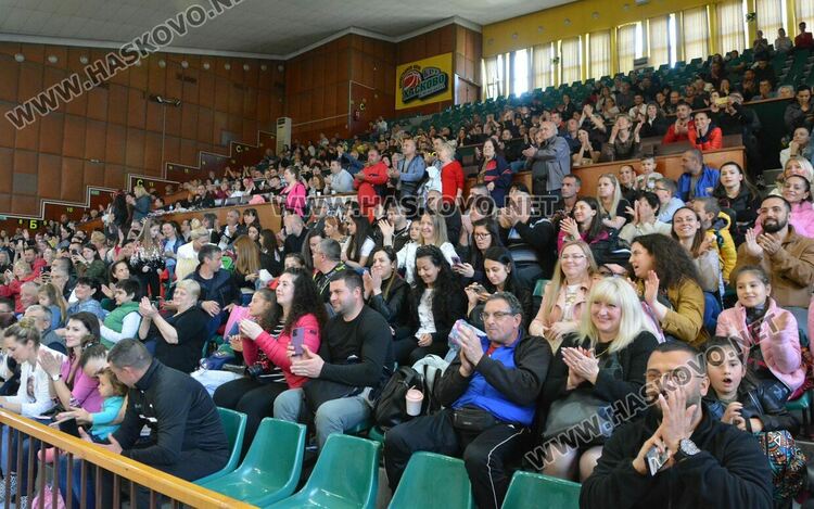 Деца, майки и баби забавляваха публиката в Гимнастрадата в зала „Дружба“