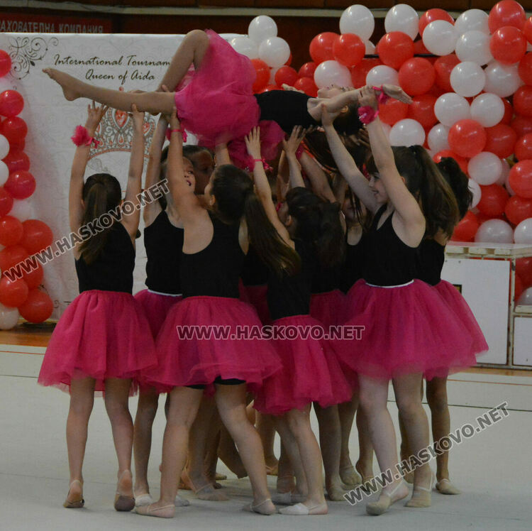 Деца, майки и баби забавляваха публиката в Гимнастрадата в зала „Дружба“