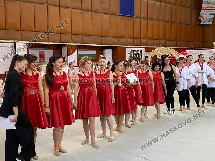 Деца, майки и баби забавляваха публиката в Гимнастрадата в зала „Дружба“