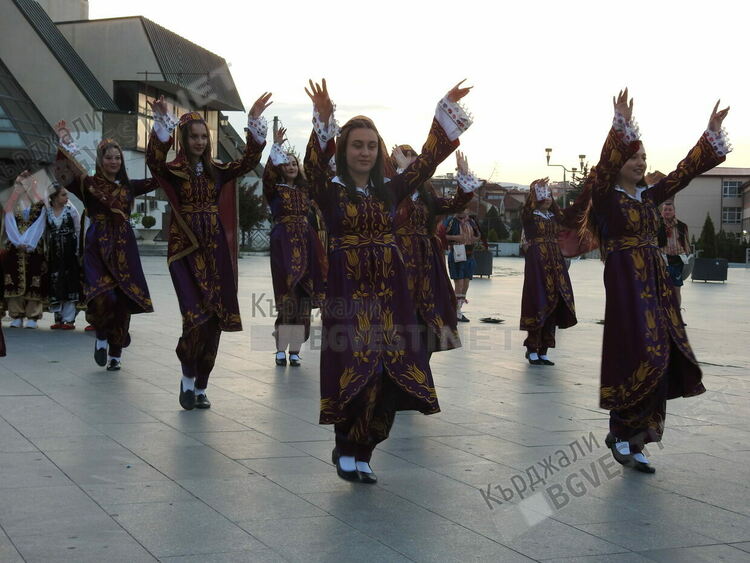 Ансамбъл „Кърджали“ обра овациите на международния фолклорен фестивал в Северна Македония