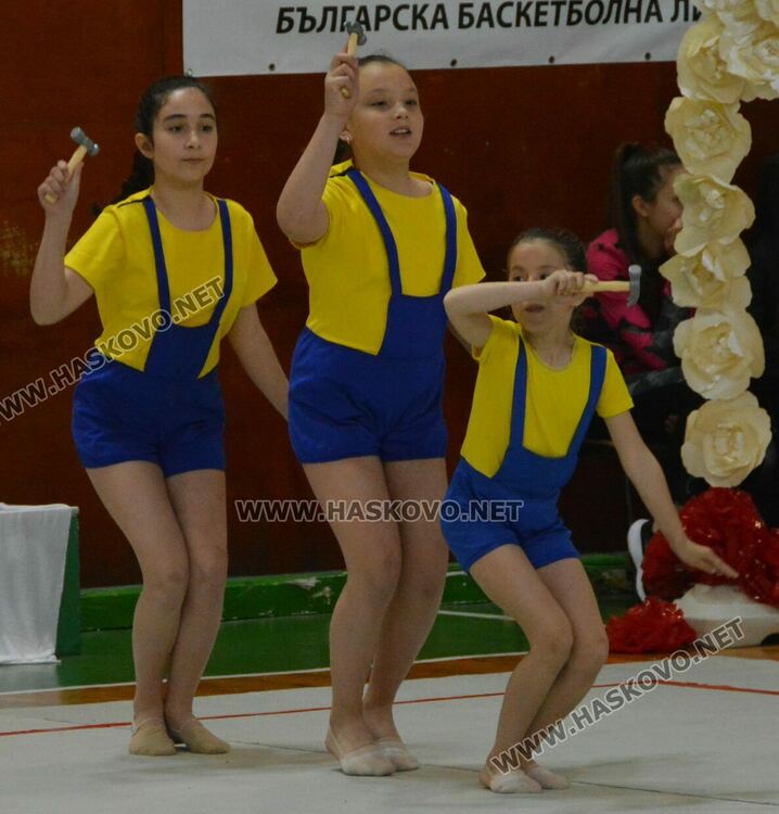 Деца, майки и баби забавляваха публиката в Гимнастрадата в зала „Дружба“