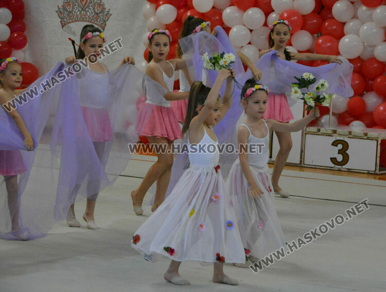 Деца, майки и баби забавляваха публиката в Гимнастрадата в зала „Дружба“