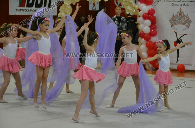 Деца, майки и баби забавляваха публиката в Гимнастрадата в зала „Дружба“