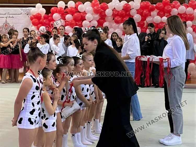 Деца, майки и баби забавляваха публиката в Гимнастрадата в зала „Дружба“