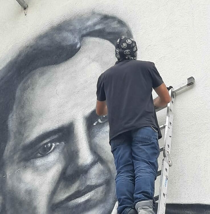 Още едно училище грее с лика на патрона си на фасадата