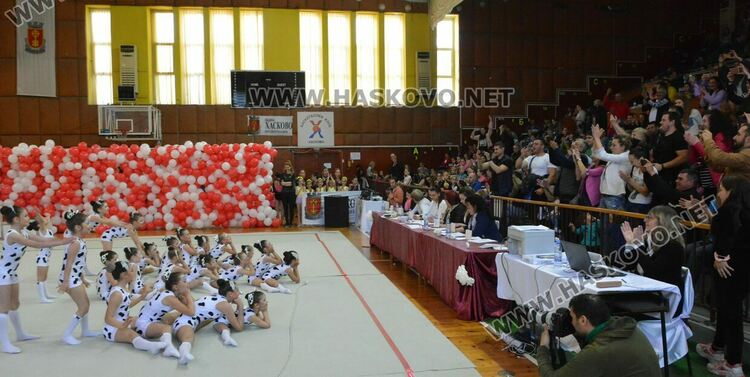 Деца, майки и баби забавляваха публиката в Гимнастрадата в зала „Дружба“