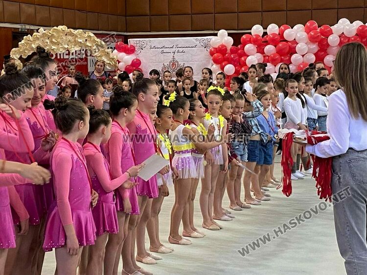 Деца, майки и баби забавляваха публиката в Гимнастрадата в зала „Дружба“
