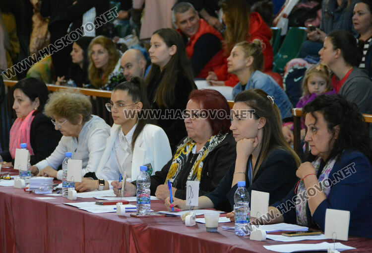 Деца, майки и баби забавляваха публиката в Гимнастрадата в зала „Дружба“