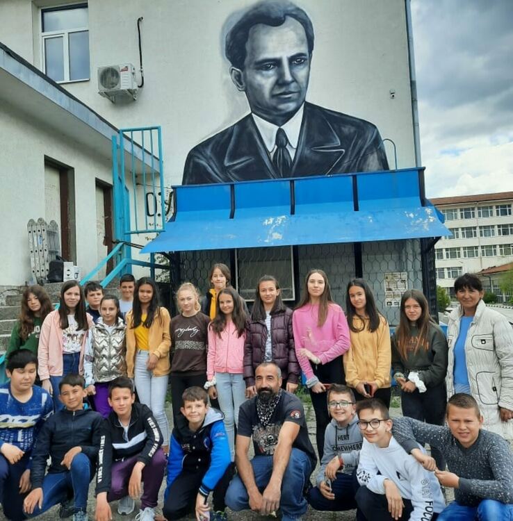 Още едно училище грее с лика на патрона си на фасадата