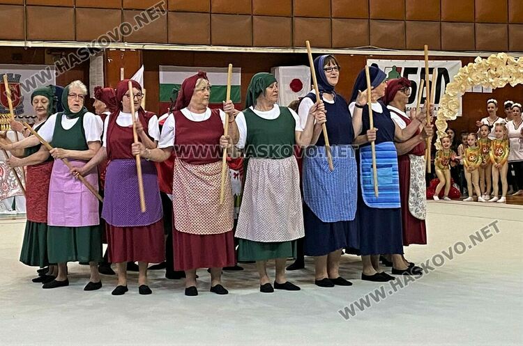 Деца, майки и баби забавляваха публиката в Гимнастрадата в зала „Дружба“