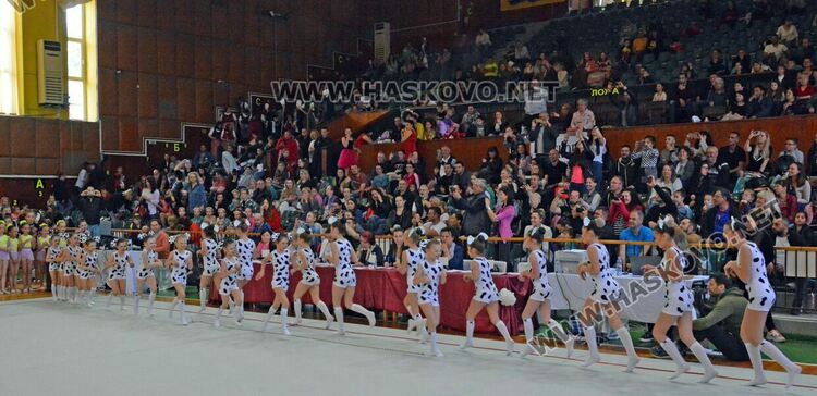Деца, майки и баби забавляваха публиката в Гимнастрадата в зала „Дружба“
