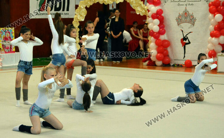 Деца, майки и баби забавляваха публиката в Гимнастрадата в зала „Дружба“