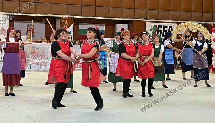 Деца, майки и баби забавляваха публиката в Гимнастрадата в зала „Дружба“