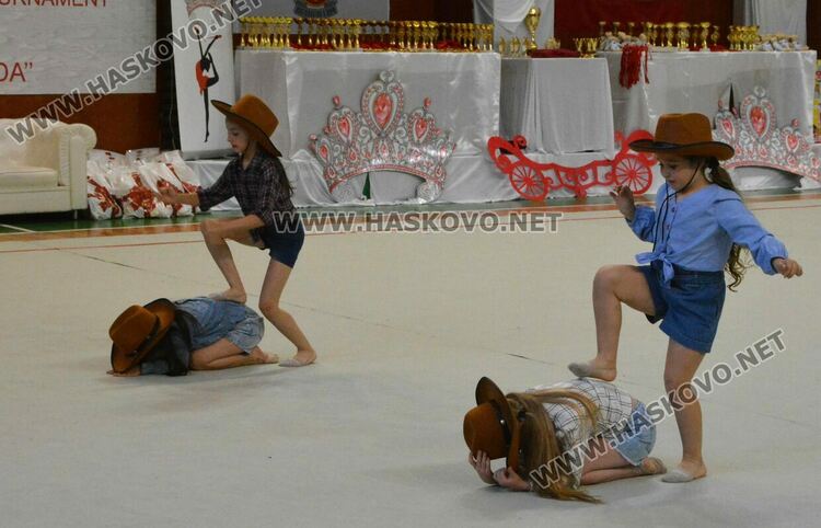 Деца, майки и баби забавляваха публиката в Гимнастрадата в зала „Дружба“