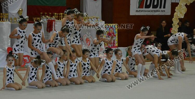 Деца, майки и баби забавляваха публиката в Гимнастрадата в зала „Дружба“