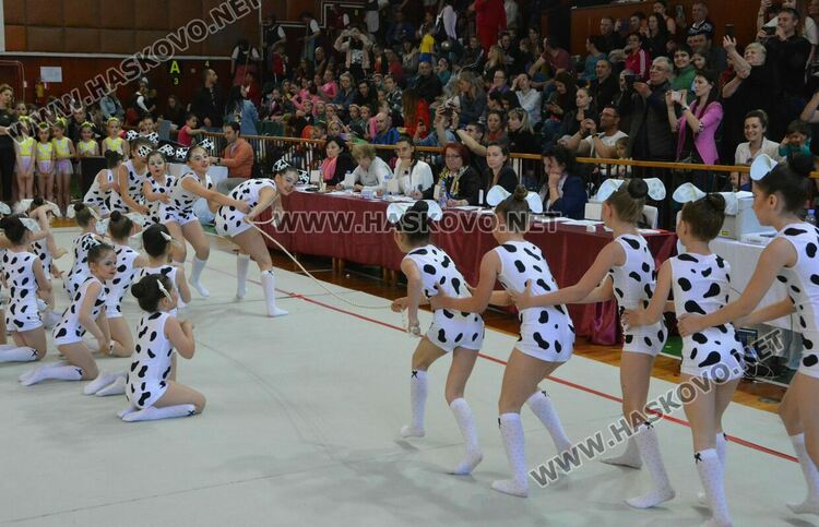 Деца, майки и баби забавляваха публиката в Гимнастрадата в зала „Дружба“