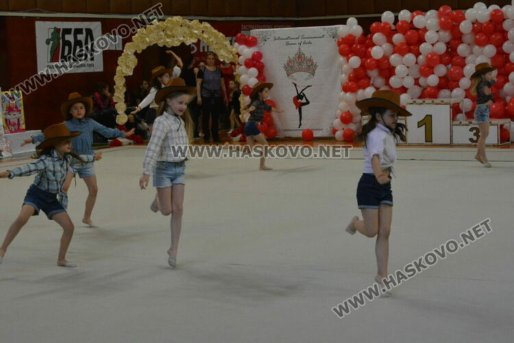 Деца, майки и баби забавляваха публиката в Гимнастрадата в зала „Дружба“