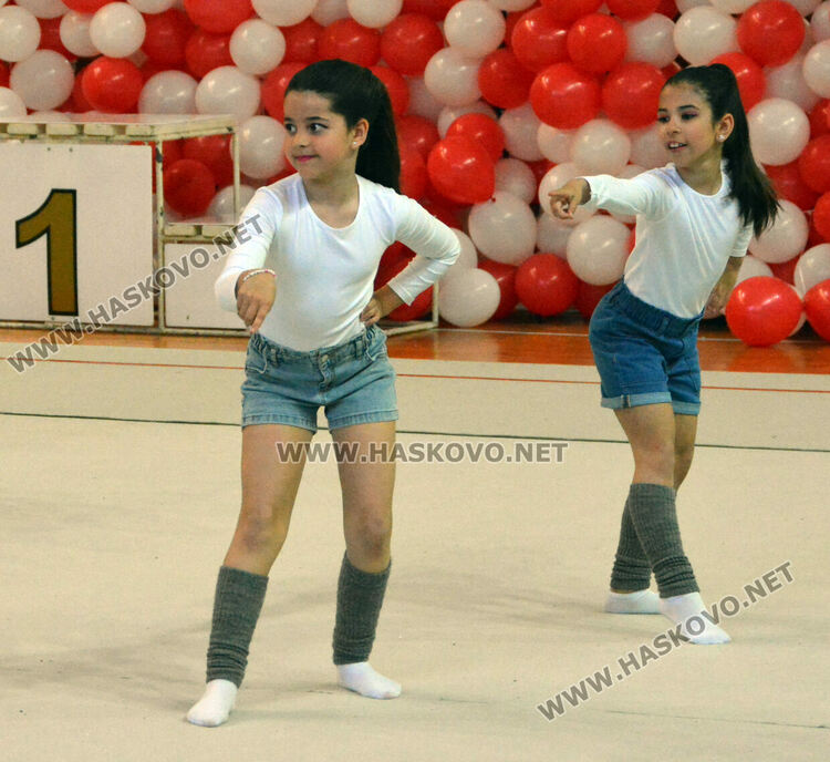 Деца, майки и баби забавляваха публиката в Гимнастрадата в зала „Дружба“